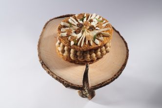 Photo du Millefeuille aux gaudes, poires et champignons d'Axel Pachot, création gagnante du 3e Concours La Pâtisserie Durable.