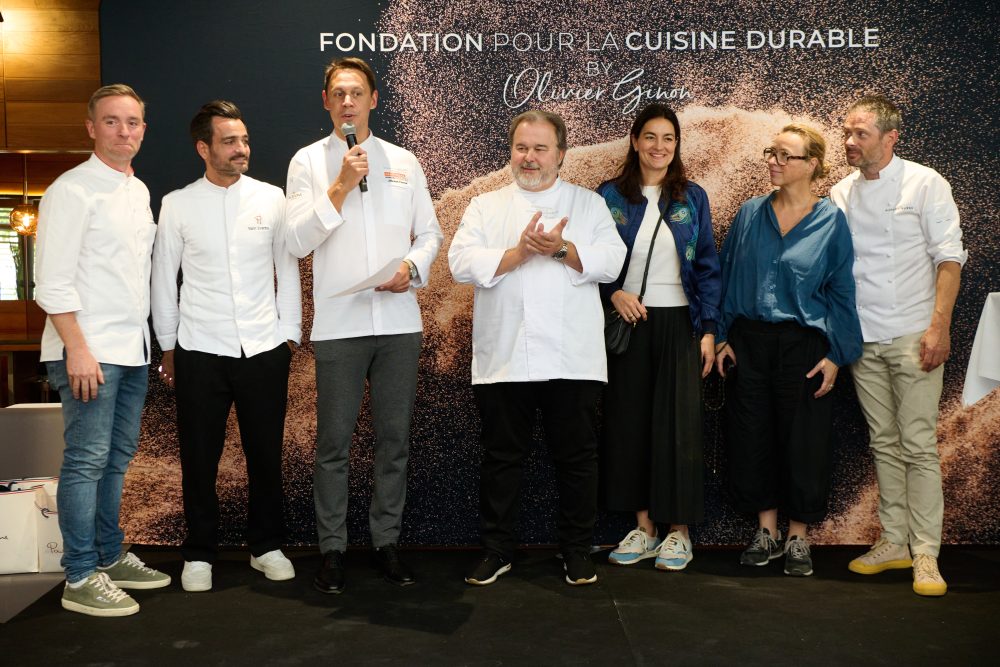 Photo des membres du jury du Concours La Pâtisserie Durable avec le président d'honneur Pierre Hermé et le président du jury Sébastien Vauxion.